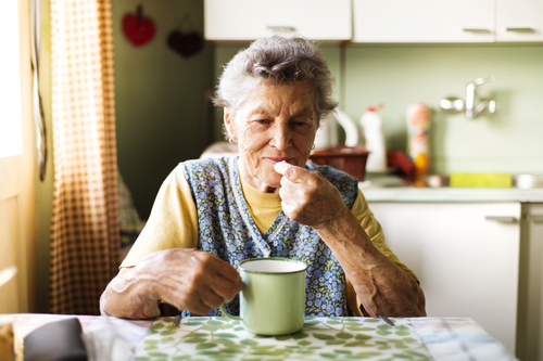 I den nya rapporten konstaterar SBU att nyttan med att ge äldre blodförtunnande läkemedel överväger eventuella risker. Foto: Shutterstock